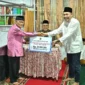 Pemprov Sumbar menyerahkan bantuan hibah kepada Masjid Baitul Hikmah, Padang Panjang, Minggu (8/3/2026). (Foto: ADPSB)