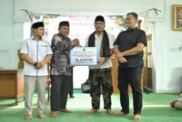 Wakil Gubernur Sumbar, Vasko Ruseimy menyerahkan bantuan hibah untuk Masjid Baitul Amal, Kampuang Juar, Jorong Salido Barat, Nagari Salido Saroha, Kecamatan Ujung Gading, Senin (2/3/2026). (Foto: ADPSB)