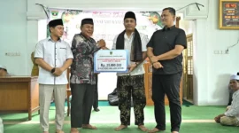 Wakil Gubernur Sumbar, Vasko Ruseimy menyerahkan bantuan hibah untuk Masjid Baitul Amal, Kampuang Juar, Jorong Salido Barat, Nagari Salido Saroha, Kecamatan Ujung Gading, Senin (2/3/2026). (Foto: ADPSB)