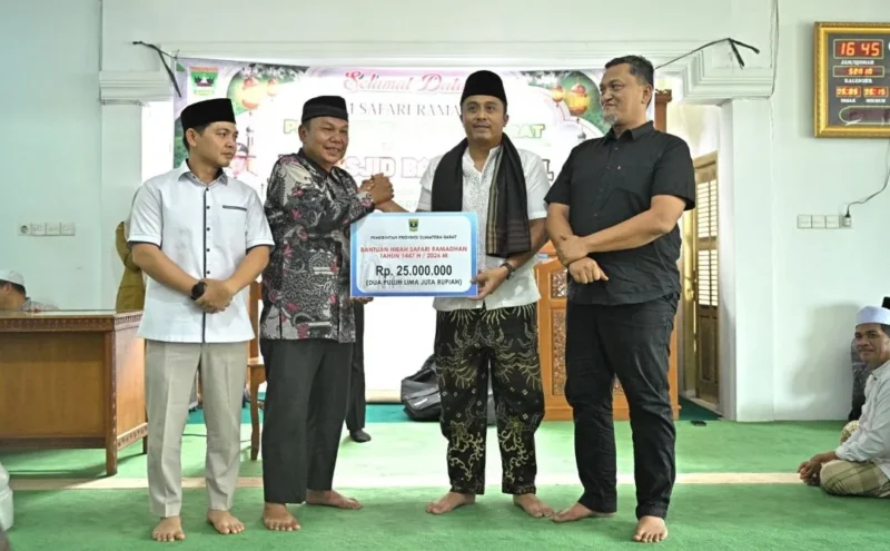 Wakil Gubernur Sumbar, Vasko Ruseimy menyerahkan bantuan hibah untuk Masjid Baitul Amal, Kampuang Juar, Jorong Salido Barat, Nagari Salido Saroha, Kecamatan Ujung Gading, Senin (2/3/2026). (Foto: ADPSB)