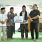 Wakil Gubernur Sumbar, Vasko Ruseimy menyerahkan bantuan hibah untuk Masjid Baitul Amal, Kampuang Juar, Jorong Salido Barat, Nagari Salido Saroha, Kecamatan Ujung Gading, Senin (2/3/2026). (Foto: ADPSB)