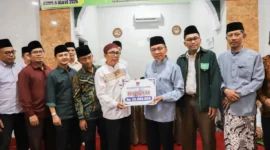 Wakil Wali Kota Padang, Maigus Nasir menyerahkan bantuan hibah dari Pemko Padang kepada pengurus Musala Amanah, Kamis (5/3/2026). (Foto: Prokopim Padang)