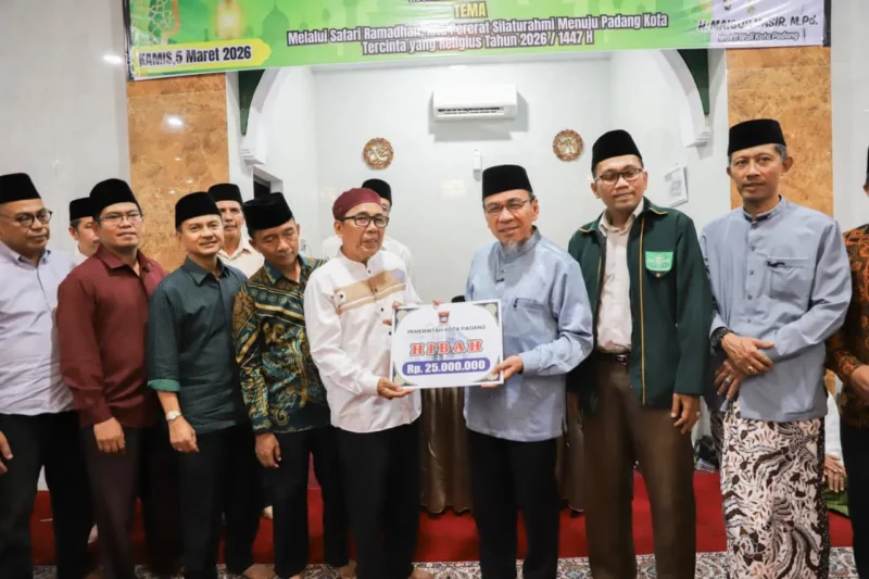 Wakil Wali Kota Padang, Maigus Nasir menyerahkan bantuan hibah dari Pemko Padang kepada pengurus Musala Amanah, Kamis (5/3/2026). (Foto: Prokopim Padang)