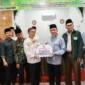 Wakil Wali Kota Padang, Maigus Nasir menyerahkan bantuan hibah dari Pemko Padang kepada pengurus Musala Amanah, Kamis (5/3/2026). (Foto: Prokopim Padang)