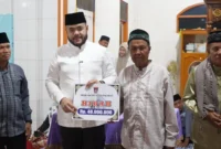 Wali Kota Padang, Fadly Amran menyerahkan hibah Pemko Padang kepada pengurus Masjid Nurul Istiqamah Timbalun, Bungtekab, Minggu (15/3/2026). (Foto: Prokopim Padang)