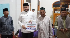 Wali Kota Padang, Fadly Amran menyerahkan hibah Pemko Padang kepada pengurus Masjid Nurul Istiqamah Timbalun, Bungtekab, Minggu (15/3/2026). (Foto: Prokopim Padang)