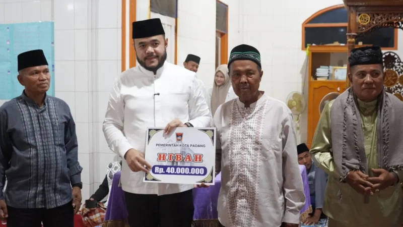 Wali Kota Padang, Fadly Amran menyerahkan hibah Pemko Padang kepada pengurus Masjid Nurul Istiqamah Timbalun, Bungtekab, Minggu (15/3/2026). (Foto: Prokopim Padang)