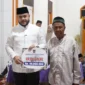 Wali Kota Padang, Fadly Amran menyerahkan hibah Pemko Padang kepada pengurus Masjid Nurul Istiqamah Timbalun, Bungtekab, Minggu (15/3/2026). (Foto: Prokopim Padang)