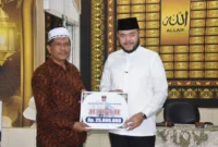 Wali Kota Padang Fadly Amran menyerahkan bantuan hibah kepada pengurus Musala Al-Jihad, Kamis (12/3). (Foto: Prokopim Padang)