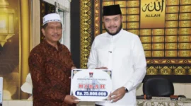 Wali Kota Padang Fadly Amran menyerahkan bantuan hibah kepada pengurus Musala Al-Jihad, Kamis (12/3). (Foto: Prokopim Padang)