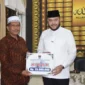 Wali Kota Padang Fadly Amran menyerahkan bantuan hibah kepada pengurus Musala Al-Jihad, Kamis (12/3). (Foto: Prokopim Padang)