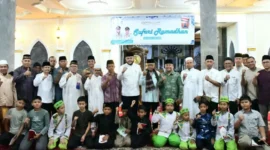 Wali Kota Padang, Fadly Amran saat Safari Ramadan Tim I Pemko Padang di Masjid Darul Falah Komplek Cimpago Permai, Kelurahan Koto Lua, Kecamatan Pauh, Selasa (3/3/2026). (Foto: Prokopim Padang)