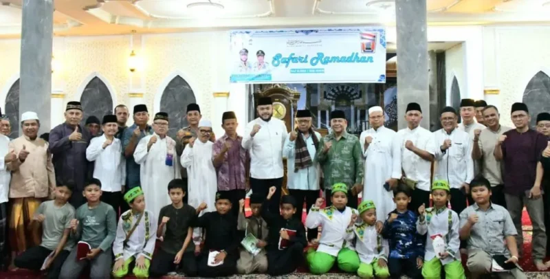 Wali Kota Padang, Fadly Amran saat Safari Ramadan Tim I Pemko Padang di Masjid Darul Falah Komplek Cimpago Permai, Kelurahan Koto Lua, Kecamatan Pauh, Selasa (3/3/2026). (Foto: Prokopim Padang)