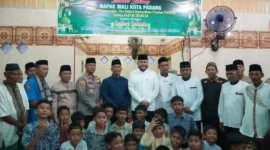 Wali Kota Padang, Fadly Amran melaksanakan kunjungan Safari Subuh di Mushala Nurul Hikmah, Kelurahan Padang Sarai, Kecamatan Koto Tangah, Rabu (4/3/2026). (Foto: Prokopim Padang)