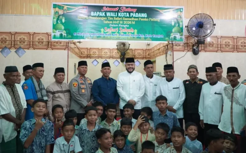Wali Kota Padang, Fadly Amran melaksanakan kunjungan Safari Subuh di Mushala Nurul Hikmah, Kelurahan Padang Sarai, Kecamatan Koto Tangah, Rabu (4/3/2026). (Foto: Prokopim Padang)