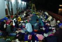 Bupati Tanah Datar Eka Putra sahur bersama warga terdampak bencana yang menempati hunian huntara di Nagari Guguak Malalo, Kamis (12/3/2026) dini hari. (Foto: Prokopim Tanah Datar)