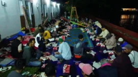 Bupati Tanah Datar Eka Putra sahur bersama warga terdampak bencana yang menempati hunian huntara di Nagari Guguak Malalo, Kamis (12/3/2026) dini hari. (Foto: Prokopim Tanah Datar)