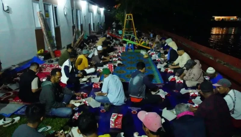 Bupati Tanah Datar Eka Putra sahur bersama warga terdampak bencana yang menempati hunian huntara di Nagari Guguak Malalo, Kamis (12/3/2026) dini hari. (Foto: Prokopim Tanah Datar)