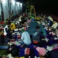 Bupati Tanah Datar Eka Putra sahur bersama warga terdampak bencana yang menempati hunian huntara di Nagari Guguak Malalo, Kamis (12/3/2026) dini hari. (Foto: Prokopim Tanah Datar)