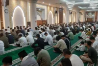 Wali Kota Padang, Fadly Amran melaksanakan Salat Idul Fitri 1447 Hijriah di Masjid Agung Nurul Iman, Sabtu (21/3/2026). (Foto: Diskominfo Padang)