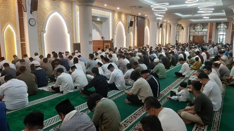 Wali Kota Padang, Fadly Amran melaksanakan Salat Idul Fitri 1447 Hijriah di Masjid Agung Nurul Iman, Sabtu (21/3/2026). (Foto: Diskominfo Padang)