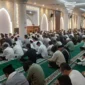 Wali Kota Padang, Fadly Amran melaksanakan Salat Idul Fitri 1447 Hijriah di Masjid Agung Nurul Iman, Sabtu (21/3/2026). (Foto: Diskominfo Padang)