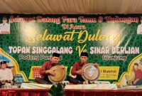 Para peserta selawat dulang saat memperlihatkan kemampuannya di Masjid Baitul Mukmin, Nagari Gurun Panjang Utara. (Foto: Dok. Noy)