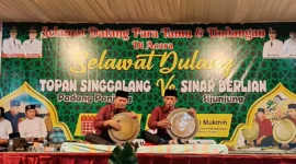 Para peserta selawat dulang saat memperlihatkan kemampuannya di Masjid Baitul Mukmin, Nagari Gurun Panjang Utara. (Foto: Dok. Noy)