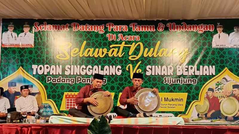 Para peserta selawat dulang saat memperlihatkan kemampuannya di Masjid Baitul Mukmin, Nagari Gurun Panjang Utara. (Foto: Dok. Noy)