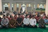 Masjid Agung Nurul Iman Kota Padang menyalurkan santunan Paket Lebaran/THR dan bantuan pendidikan semester II kepada 52 anak yatim dan piatu binaan, Selasa (10/3/2026). (Foto: Diskominfo Padang)