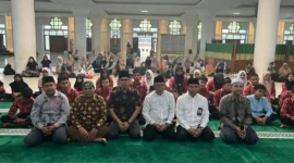 Masjid Agung Nurul Iman Kota Padang menyalurkan santunan Paket Lebaran/THR dan bantuan pendidikan semester II kepada 52 anak yatim dan piatu binaan, Selasa (10/3/2026). (Foto: Diskominfo Padang)
