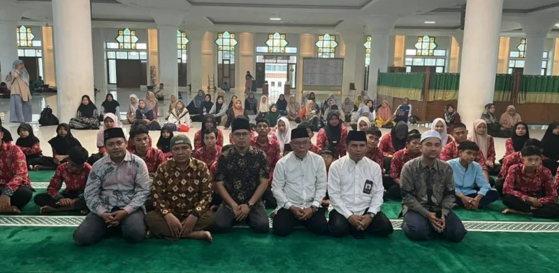 Masjid Agung Nurul Iman Kota Padang menyalurkan santunan Paket Lebaran/THR dan bantuan pendidikan semester II kepada 52 anak yatim dan piatu binaan, Selasa (10/3/2026). (Foto: Diskominfo Padang)