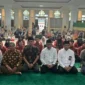 Masjid Agung Nurul Iman Kota Padang menyalurkan santunan Paket Lebaran/THR dan bantuan pendidikan semester II kepada 52 anak yatim dan piatu binaan, Selasa (10/3/2026). (Foto: Diskominfo Padang)