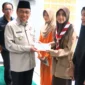 Wakil Wali Kota Padang, Maigus Nasir menyerahkan santunan kepada anak yatim dan piatu binaan Masjid Ukhuwah Balai Kota Padang, Aia Pacah, Kamis (12/3/2026). (Foto: Prokopim Padang)