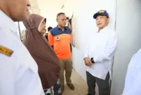 Ketua Satgas PRR, Muhammad Tito Karnavian saat meninjau huntara di Kabupaten Pidie Jaya, Aceh, Jumat (6/3/2026). (Foto: Kemendagri)