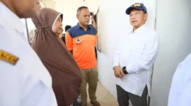 Ketua Satgas PRR, Muhammad Tito Karnavian saat meninjau huntara di Kabupaten Pidie Jaya, Aceh, Jumat (6/3/2026). (Foto: Kemendagri)