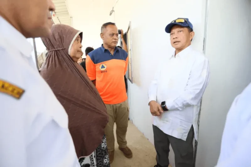 Ketua Satgas PRR, Muhammad Tito Karnavian saat meninjau huntara di Kabupaten Pidie Jaya, Aceh, Jumat (6/3/2026). (Foto: Kemendagri)