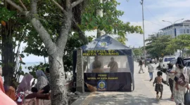 Satpol PP Padang memperketat pengawasan di kawasan wisata Pantai Padang pascalibur Lebaran 2026. (Foto: Diskominfo Padang)