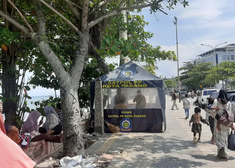 Satpol PP Padang memperketat pengawasan di kawasan wisata Pantai Padang pascalibur Lebaran 2026. (Foto: Diskominfo Padang)