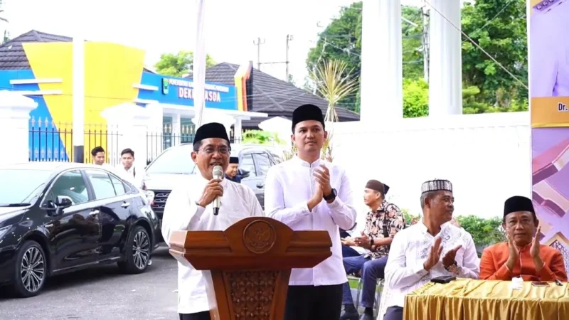 Bupati John Kenedy Azis bersama Wakil Bupati Rahmat Hidayat memaparkan capaian kinerja satu tahun pemerintahan JKA–Rahmat di Rumah Dinas Bupati Padang Pariaman, Senin (2/3/2026). (Foto: Diskominfo Padang Pariaman)