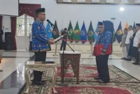 Sekda Sumbar, Arry Yuswandi melantik dan mengambil sumpah jabatan 32 pejabat administrator dan pengawas di Auditorium Gubernuran, Padang, Jumat (6/3/2026). (Foto: ADPSB)
