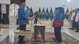 Sekda Sumbar, Arry Yuswandi melantik dan mengambil sumpah jabatan 32 pejabat administrator dan pengawas di Auditorium Gubernuran, Padang, Jumat (6/3/2026). (Foto: ADPSB)