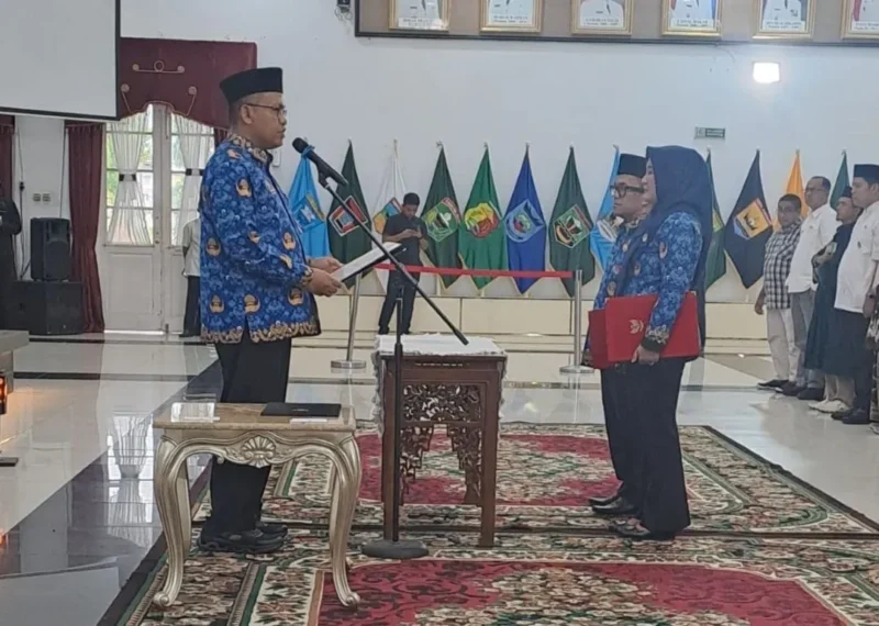 Sekda Sumbar, Arry Yuswandi melantik dan mengambil sumpah jabatan 32 pejabat administrator dan pengawas di Auditorium Gubernuran, Padang, Jumat (6/3/2026). (Foto: ADPSB)
