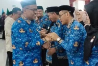 Sekretaris Daerah Provinsi Sumatera Barat, Arry Yuswandi memberikan ucapan selamat kepada pejabat yang dilantik. (Foto: ADPSB)