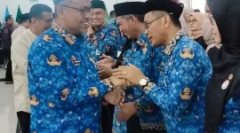 Sekretaris Daerah Provinsi Sumatera Barat, Arry Yuswandi memberikan ucapan selamat kepada pejabat yang dilantik. (Foto: ADPSB)