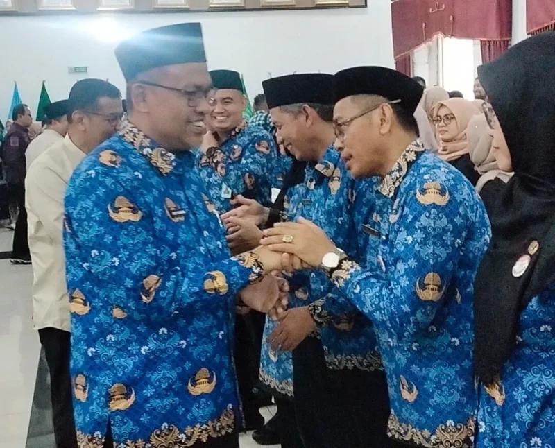 Sekretaris Daerah Provinsi Sumatera Barat, Arry Yuswandi memberikan ucapan selamat kepada pejabat yang dilantik. (Foto: ADPSB)