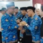 Sekretaris Daerah Provinsi Sumatera Barat, Arry Yuswandi memberikan ucapan selamat kepada pejabat yang dilantik. (Foto: ADPSB)