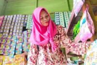 Penerima program Sekolah Rakyat Megawati menerima bantuan kewirausahaan berupa warung kelontong dan lainnya. (Foto: Kemensos)