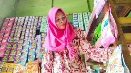 Penerima program Sekolah Rakyat Megawati menerima bantuan kewirausahaan berupa warung kelontong dan lainnya. (Foto: Kemensos)