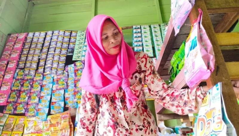 Penerima program Sekolah Rakyat Megawati menerima bantuan kewirausahaan berupa warung kelontong dan lainnya. (Foto: Kemensos)